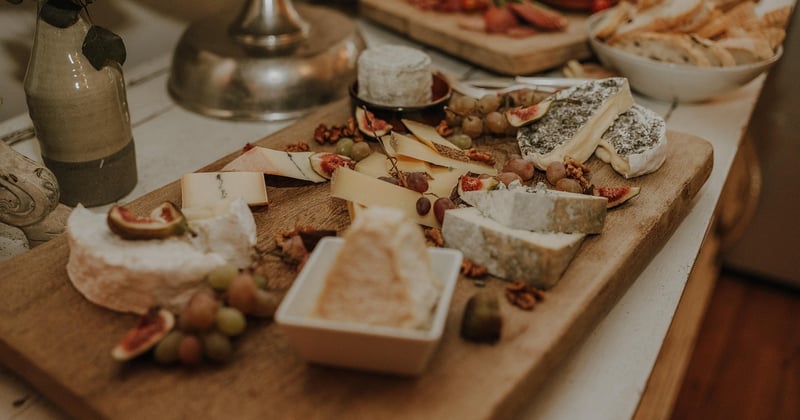 Comment dresser une planche apéro charcuterie et fromage qui impressionne