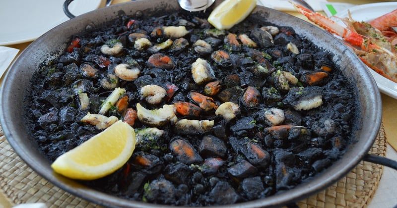 Paella espagnole aux fruits de mer : la recette authentique qui fait voyager
